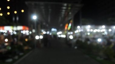 Karanlık bir gecede şehirde trafik sıkışıklığında bulanık araç ışıkları. Soyut temalar için uygun