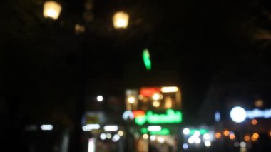 Karanlık bir gecede şehirde trafik sıkışıklığında bulanık araç ışıkları. Soyut temalar için uygun