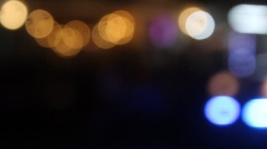 Karanlık bir gecede şehirde trafik sıkışıklığında bulanık araç ışıkları. Soyut temalar için uygun