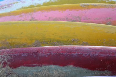 Sıkıcı ve kirli olan renkli sörf tahtalarını kapatın. arkaplan ve doku temaları için uygun.