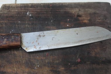 Tahta kesme tahtasında keskin bıçaklar. Bıçaklar ve mutfak gereçleri teması için uygun