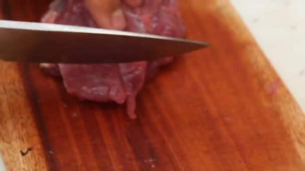 Rebanar Carne Res Una Tabla Cortar Madera Con Cuchillo Afilado — Vídeo de stock