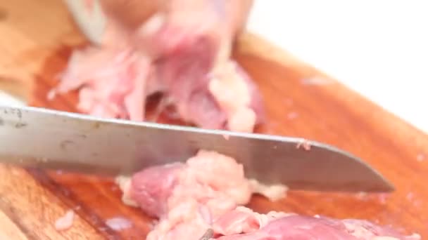 鋭いナイフが付いている木製の切断板の牛肉を切って下さい ミュータントおよび牛肉のテーマのために適した — ストック動画