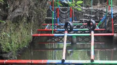 Sığ bir nehirde engel parkuru. Askeri eğitim temaları için uygun