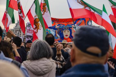29 Ekim 2022, Amsterdam, Museumplein, Hollanda, İran ve yerel destekçiler İran halkı için özgürlük ve insan hakları talebiyle insan zinciri ve mitingi düzenlediler.