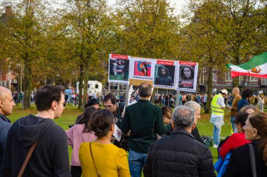 29 Ekim 2022, Amsterdam, Museumplein, Hollanda, İran ve yerel destekçiler İran halkı için özgürlük ve insan hakları talebiyle insan zinciri ve mitingi düzenlediler.
