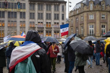 06 Kasım 2022, Amsterdam, Hollanda resmi iptal göstericilerine rağmen Baraj Meydanı 'nda toplandı. Komplo teorisyenleri David Icke 'nin iki yıl boyunca Hollanda ve Schengen bölgesine girişine izin verilmedi. 