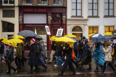 06 Kasım 2022, Amsterdam, Hollanda resmi iptal göstericilerine rağmen Baraj Meydanı 'nda toplandı. Komplo teorisyenleri David Icke 'nin iki yıl boyunca Hollanda ve Schengen bölgesine girişine izin verilmedi. 