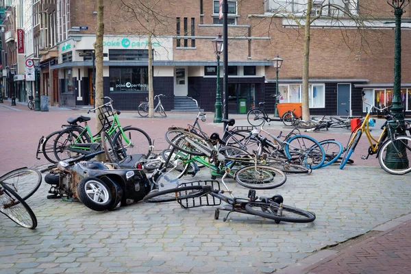 바람에 무너지는 자전거와 스쿠터 네덜란드 레이던 — 스톡 사진