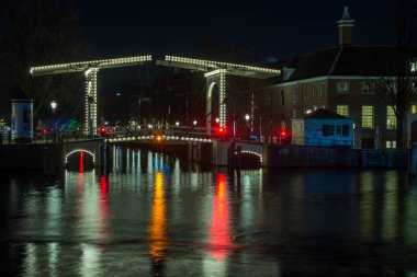 12 Aralık 2022, AMSTERDAM, NETHERLANDS, Hollanda 'daki Işık Festivali sırasında Amsterdam' ı Gece, Noel ve Yeni Yıl atmosferi