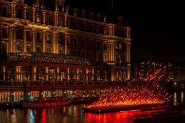 12 Aralık 2022, AMSTERDAM, NETHERLANDS, Hollanda 'daki Işık Festivali sırasında Amsterdam' ı Gece, Noel ve Yeni Yıl atmosferi