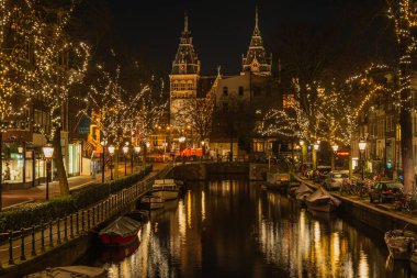 12 Aralık 2022, AMSTERDAM, NETHERLANDS, Hollanda 'daki Işık Festivali sırasında Amsterdam' ı Gece, Noel ve Yeni Yıl atmosferi