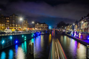 15 Aralık 2022, AMSTERDAM, NETHERLANDS, Hollanda 'daki Işık Festivali sırasında Amsterdam' ı Gece, Noel ve Yeni Yıl atmosferi