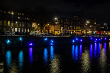 15 Aralık 2022, AMSTERDAM, NETHERLANDS, Hollanda 'daki Işık Festivali sırasında Amsterdam' ı Gece, Noel ve Yeni Yıl atmosferi