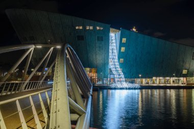 15 Aralık 2022, AMSTERDAM, NETHERLANDS, Hollanda 'daki Işık Festivali sırasında Amsterdam' ı Gece, Noel ve Yeni Yıl atmosferi