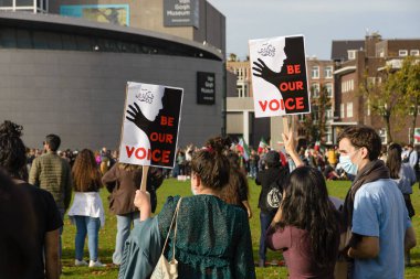 29 Ekim 2022, Amsterdam, Museumplein, Hollanda, İran ve yerel destekçiler İran halkı için özgürlük ve insan hakları talebiyle insan zinciri ve mitingi düzenlediler.