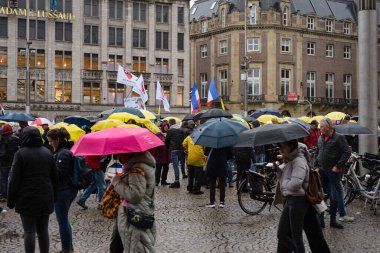 06 Kasım 2022, Amsterdam, Hollanda resmi iptal göstericilerine rağmen Baraj Meydanı 'nda toplandı. Komplo teorisyenleri David Icke 'nin Hollanda' ya girişine izin verilmedi.
