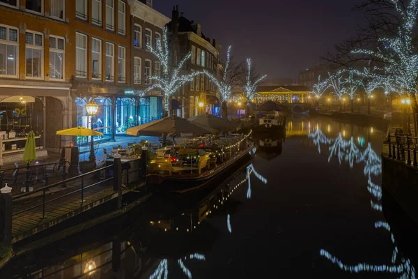 Januari 2019 Leiden Nederland Uitzicht Nieuwe Rijn Met Grachtenpanden Verlichte — Stockfoto