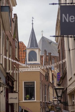 25 Mart 2023, Leiden, Hollanda tarihi Pieterskerk kilisesinin cephelerine bakıyor. 
