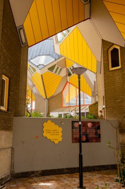 27 Mart 2023, Rotterdam, Hollanda, Küp evleri veya Hollandaca Kubuswoningen, mimar Piet Blom tarafından tasarlanan bir dizi yenilikçi ev..