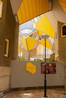 27 Mart 2023, Rotterdam, Hollanda, Küp evleri veya Hollandaca Kubuswoningen, mimar Piet Blom tarafından tasarlanan bir dizi yenilikçi ev..