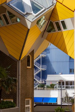 27 Mart 2023, Rotterdam, Hollanda, Küp evleri veya Hollandaca Kubuswoningen, mimar Piet Blom tarafından tasarlanan bir dizi yenilikçi ev..