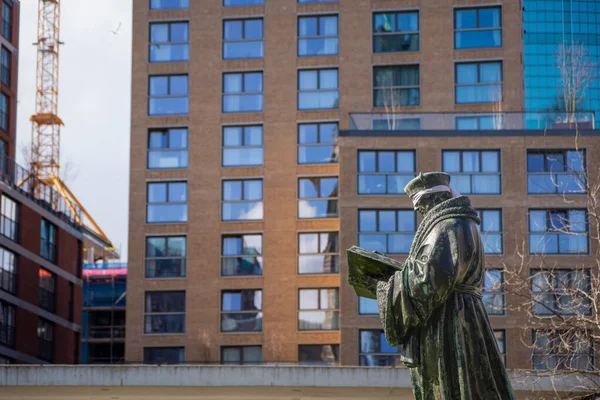 Marca 2023 Rotterdam Holandia Działacze Klimatyczni Zawiązali Oczy Posągowi Desideriusa — Zdjęcie stockowe