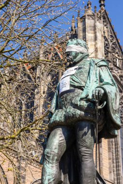 02 Nisan 2023, Utrecht, Hollanda, İklim aktivistleri, Jan Van Nassau heykelinin yanı sıra ülke çapında heykellerin gözlerini bağlayarak,