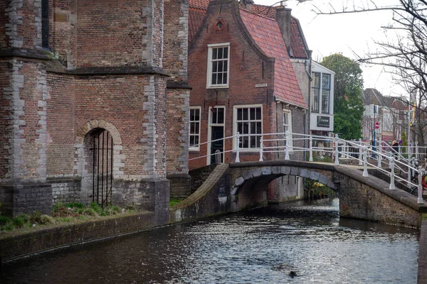 Kwietnia 2023 Delft Holandia Centralna Ulica Restauracjami Kanałem Murowanymi Budynkami — Zdjęcie stockowe