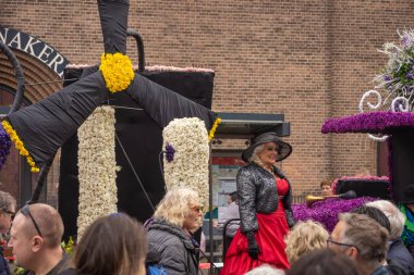 23 Nisan 2023, Haarlem, Hollanda, Haarlem 'deki geleneksel çiçek geçit töreninin ayrıntıları olarak, çiçek aranjmanları ve sanatçılar