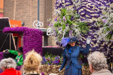 23 Nisan 2023, Haarlem, Hollanda, Haarlem 'deki geleneksel çiçek geçit töreninin ayrıntıları olarak, çiçek aranjmanları ve sanatçılar