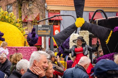 23 Nisan 2023, Haarlem, Hollanda, Haarlem 'deki geleneksel çiçek geçit töreninin ayrıntıları olarak, çiçek aranjmanları ve sanatçılar