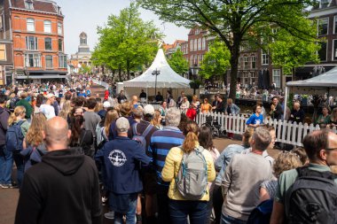 14 Mayıs 2023, Leiden, Hollanda, Geleneksel Leiden maratonu şehrin merkez bölgesinde güneşli bir günde çok sayıda katılımcı ve izleyici çekti.
