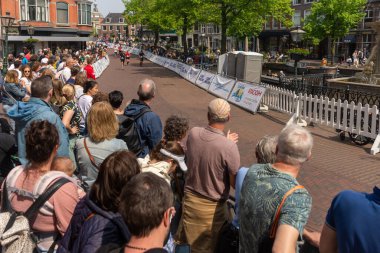 14 Mayıs 2023, Leiden, Hollanda, Geleneksel Leiden maratonu şehrin merkez bölgesinde güneşli bir günde çok sayıda katılımcı ve izleyici çekti.