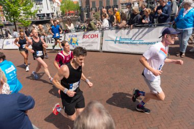 14 Mayıs 2023, Leiden, Hollanda, Geleneksel Leiden maratonu şehrin merkez bölgesinde güneşli bir günde çok sayıda katılımcı ve izleyici çekti.
