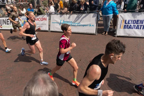 14 Mayıs 2023, Leiden, Hollanda, Geleneksel Leiden maratonu şehrin merkez bölgesinde güneşli bir günde çok sayıda katılımcı ve izleyici çekti.