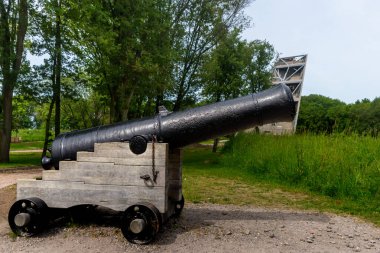 29 Mayıs 2023, Halsteren, Hollanda Musa köprüsü yakınlarındaki gözetleme kulesi, Fort De Roovere 'deki bir hendekte batık bir yaya köprüsü.