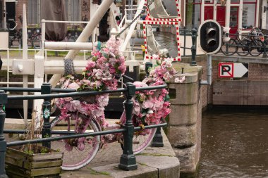 Amsterdam kanalları üzerinde park edilmiş yaratıcı olarak dekore edilmiş bisikletler, Hollanda