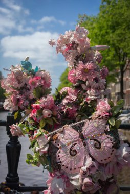 Amsterdam kanalları üzerinde park edilmiş yaratıcı olarak dekore edilmiş bisikletler, Hollanda