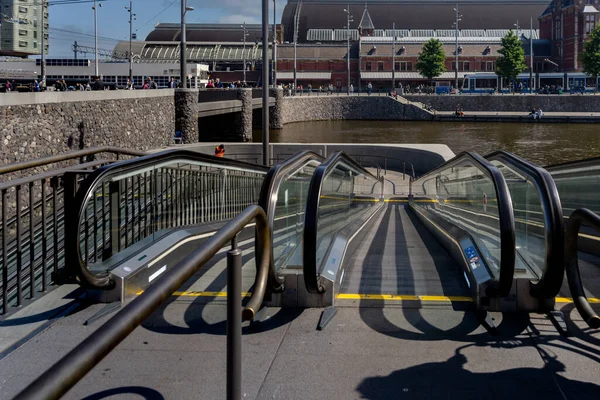 Roltrap Die Leidt Naar Onderwaterfietsenstalling Bij Amsterdam Centraal Station Nederland — Stockfoto