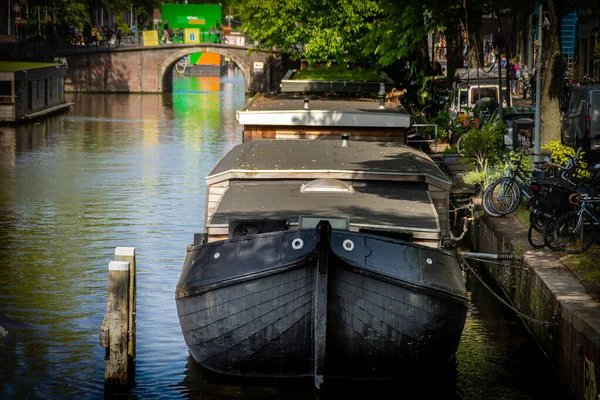 Дом Лодки Старый Мост Через Один Каналов Центральном Районе Амстердам — стоковое фото