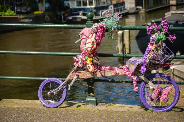Kreativt Inredda Cyklar Parkerade Över Amsterdams Kanaler Nederländerna — Stockfoto