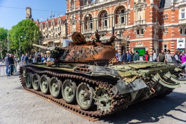 26 Mayıs 2023, Amsterdam, Hollanda, Leidesplein Meydanı 'nda hasar gören bir Rus tankı 