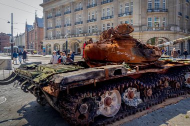 26 Mayıs 2023, Amsterdam, Hollanda, Leidesplein Meydanı 'nda hasar gören bir Rus tankı 