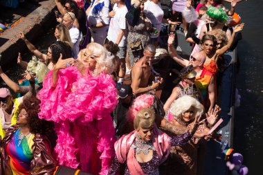 03 Haziran 2023 Utrecht, Hollanda, Drag queens, LBTQIA + şiddetini protesto eden Utrecht Gurur bot geçit törenini yönetti (Çoklu değerler)