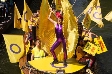 03 Haziran 2023 Utrecht, Hollanda, Drag queens, LBTQIA + şiddetini protesto eden Utrecht Gurur bot geçit törenini yönetti (Çoklu değerler)