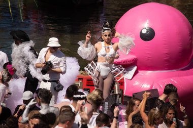 03 Haziran 2023 Utrecht, Hollanda, Drag queens, LBTQIA + şiddetini protesto eden Utrecht Gurur bot geçit törenini yönetti (Çoklu değerler)