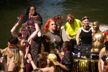 03 Haziran 2023 Utrecht, Hollanda, Drag queens, LBTQIA + şiddetini protesto eden Utrecht Gurur bot geçit törenini yönetti (Çoklu değerler)