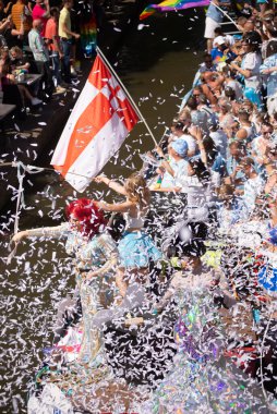 03 Haziran 2023 Utrecht, Hollanda, Drag queens, LBTQIA + şiddetini protesto eden Utrecht Gurur bot geçit törenini yönetti (Çoklu değerler)