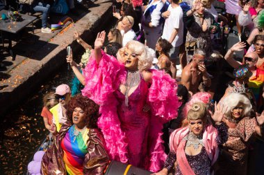 03 Haziran 2023 Utrecht, Hollanda, Drag queens, LBTQIA + şiddetini protesto eden Utrecht Gurur bot geçit törenini yönetti (Çoklu değerler)